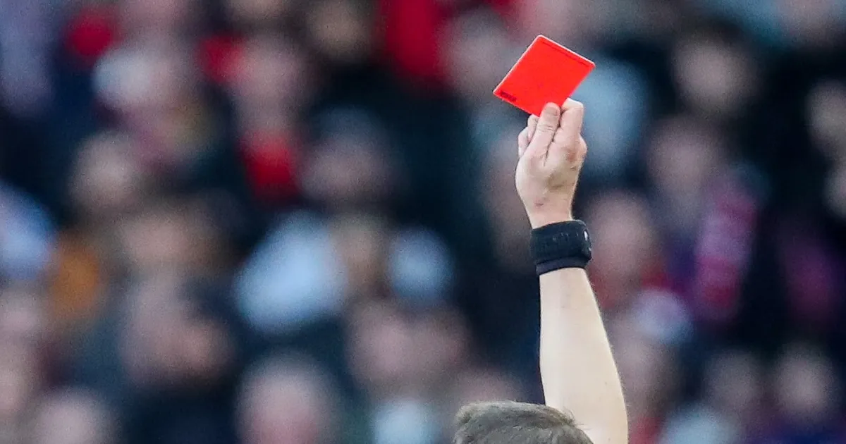 VIDEO ⟩ Inglismaal sai meeskonna kapten 12. sekundil punase kaardi