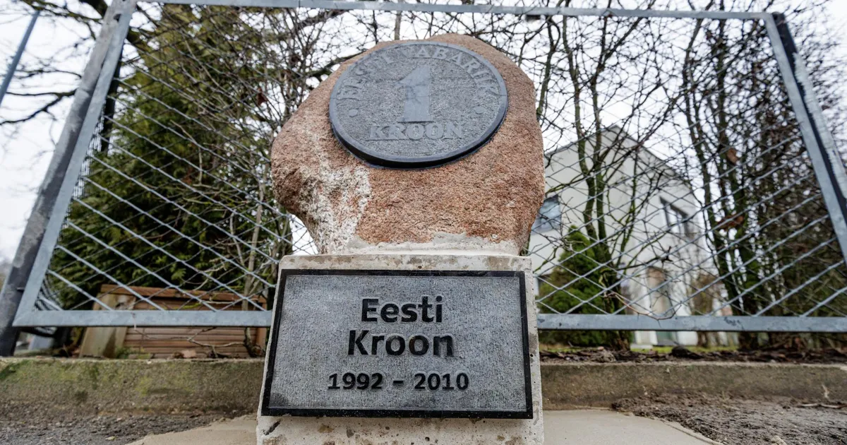 Vandaalide lõhutud Eesti krooni mälestusmärk seisab taas oma kohal