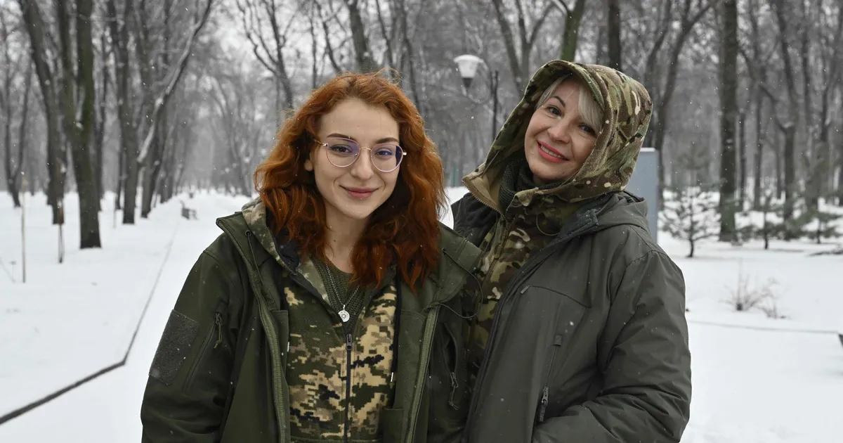 PEREKONDLIK VÕITLUS ⟩ Ukraina armees koos teenivad emad ja tütred loodavad lähedusega üksteist ohtude eest kaitsta