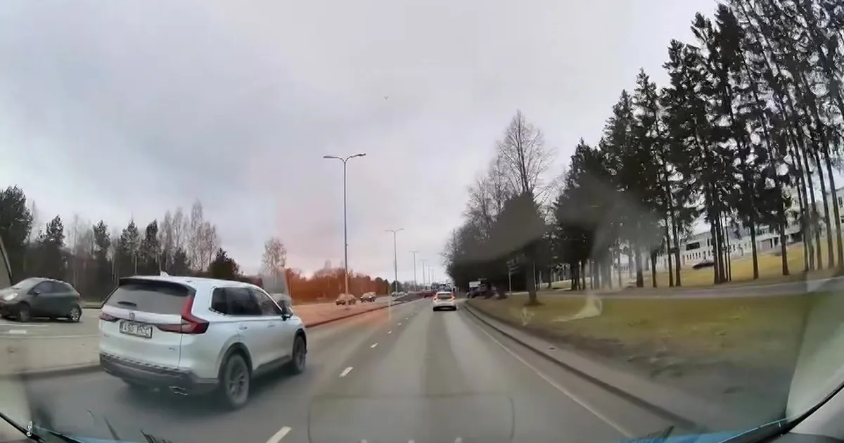 VIDEO ⟩ Avariisse sattunud autojuhtide sõnasõda pidi klaarima politsei