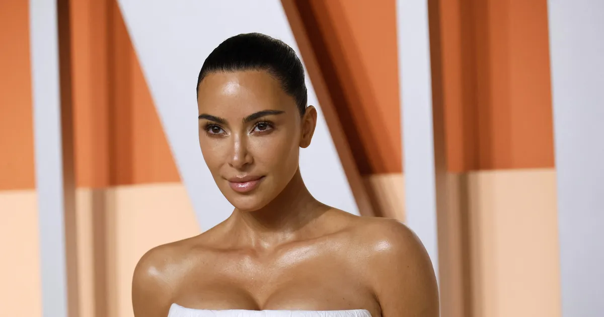 «Tualettpaber!» Kim Kardashiani Oscarite järelpeo kleit ajas fännid leili