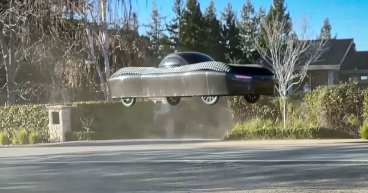 Video ⟩ Näe, auto lendab – ja lendabki, elektri jõul