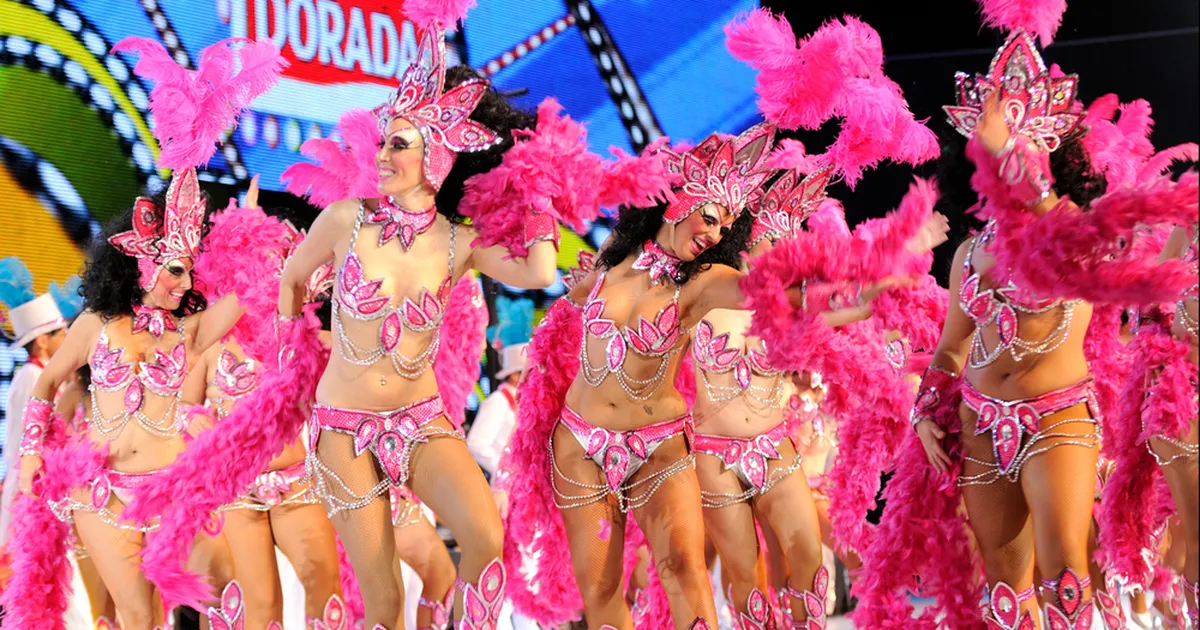 OTSE KOHAPEALT ⟩ Tenerifel käib hoogsalt maailma suuruselt teine karneval: pea 200 000 inimest on tänavatel