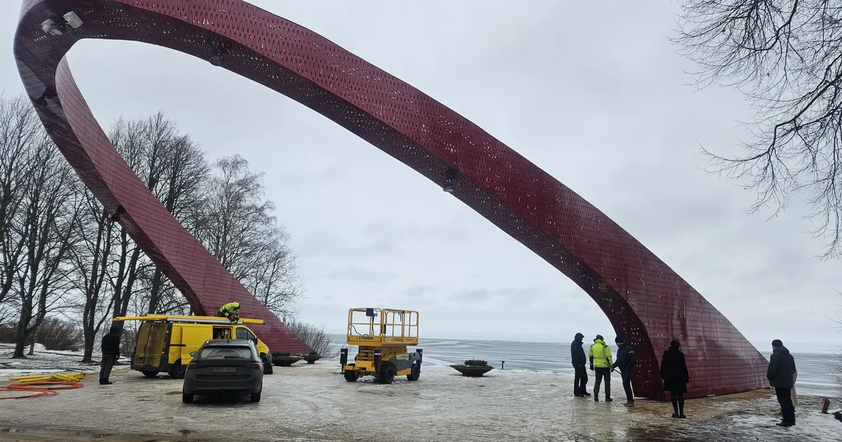 Kallaste keskväljakule ehitatud metallkaar loperdab, osa detaile läheb vahetusse
