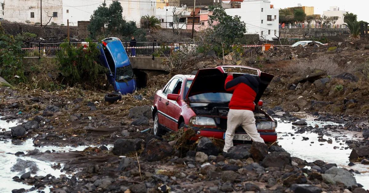 Kanaari saari tabanud tulvad muutsid kuurortasulate tänavad mäslevateks jõgedeks