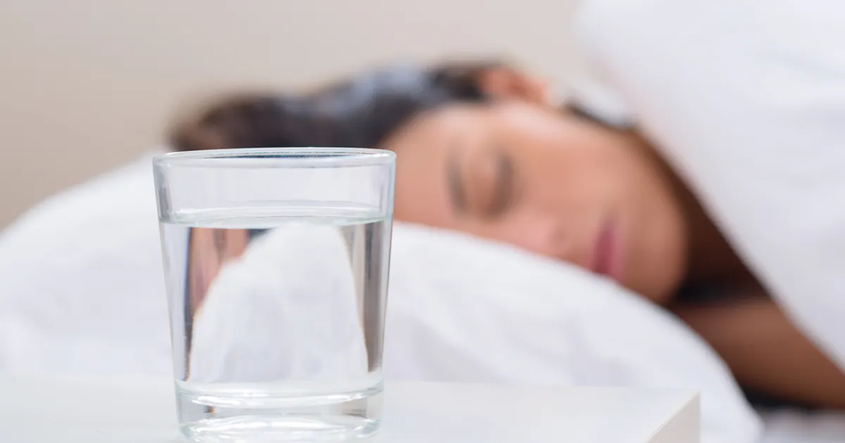 ETTEVAATUST ⟩ Põhjus, miks ei tohiks hoida veeklaasi voodi ääres