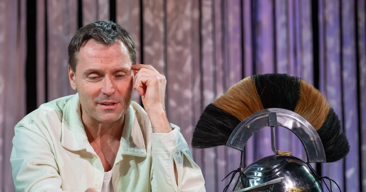 Lavastuses kaheksas rollis publiku ette astuv Veikko Täär: mul ei ole kunstninasid, parukaid ega ka valehambaid