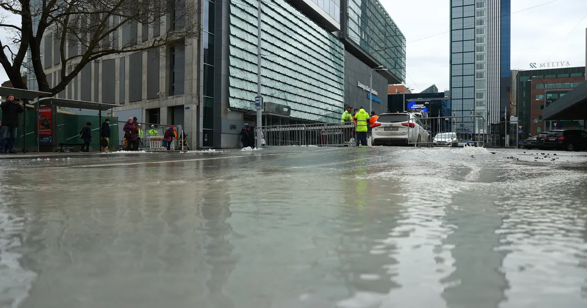FOTOD ⟩ Tallinna kesklinnas on veeavarii, liiklus on tänaval suletud tõenäoliselt ka nädalavahetusel