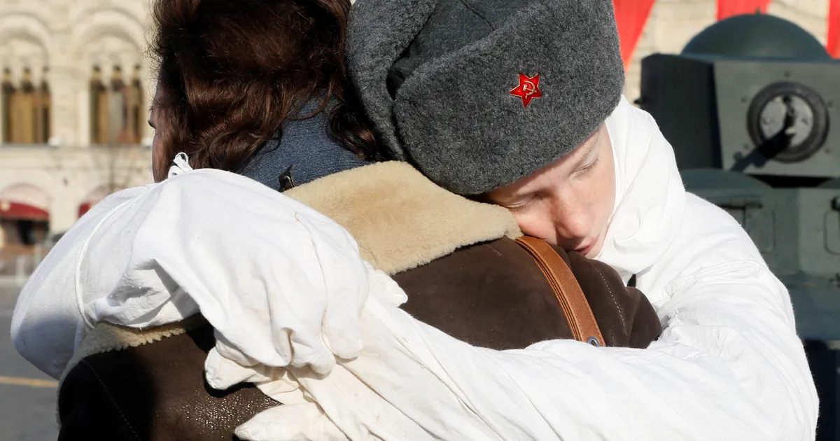 VÕIMALIK VAID VENEMAAL ⟩ Putini partei kinkis rindel langenud sõdurite emadele hakklihamasinad