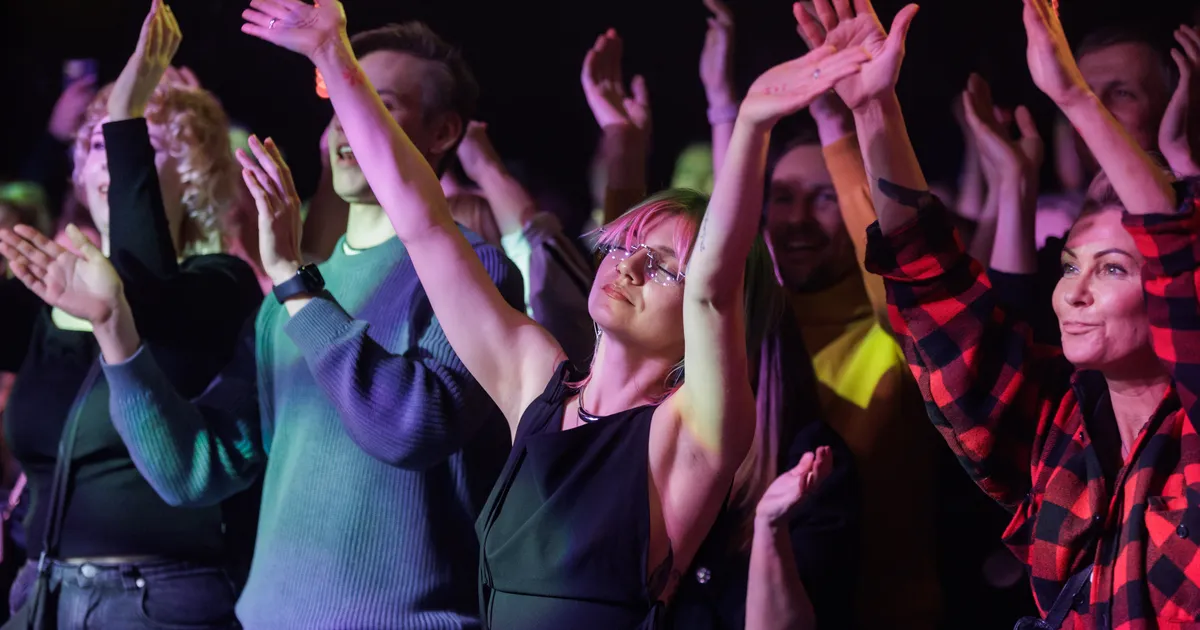 GALERII ⟩ Anne Veski naistepäevakontsert Paavli Kultuurivabrikus tõi kohale andunud fännid