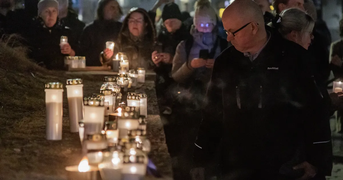 GALERII ⟩ Märtsipommitamise aastapäeval süüdati Tallinnas küünlad