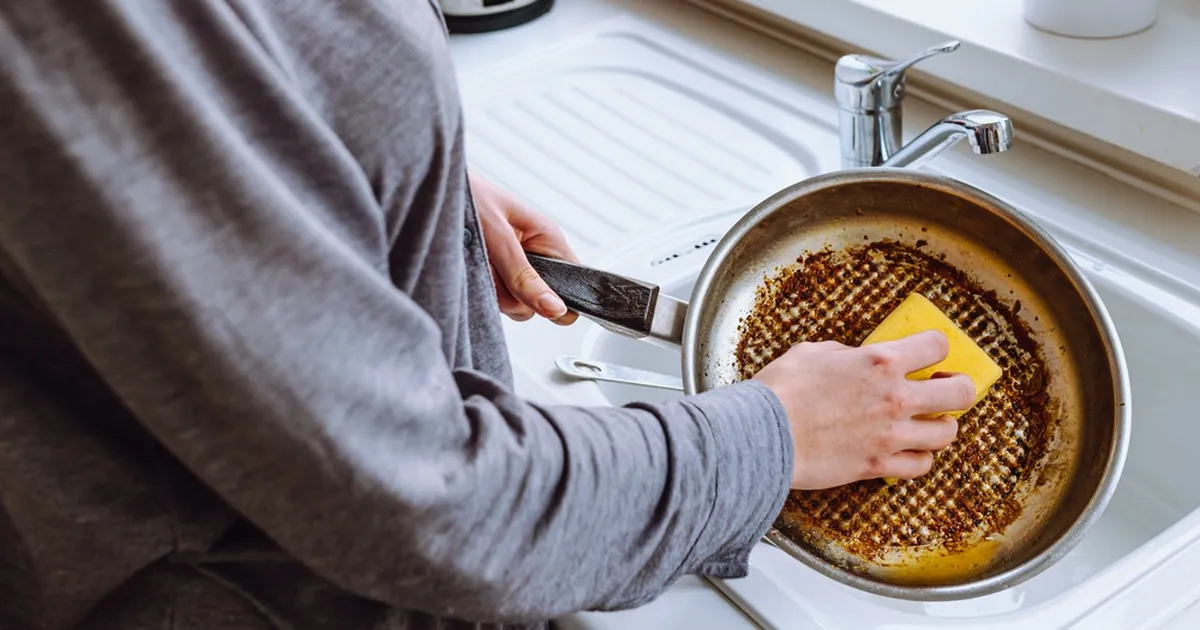 UNUSTA KÜÜRIMINE ⟩ Ainus nipp, mida sa raskelt määrdunud panni puhastamiseks vajad