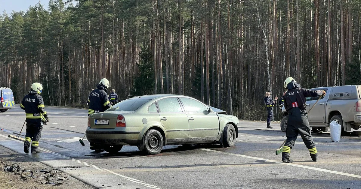 Pildid ⟩ Kilingi-Nõmme sissesõidul juhtunud kolmikavarii tõttu suleti Valga–Uulu maantee liiklusele