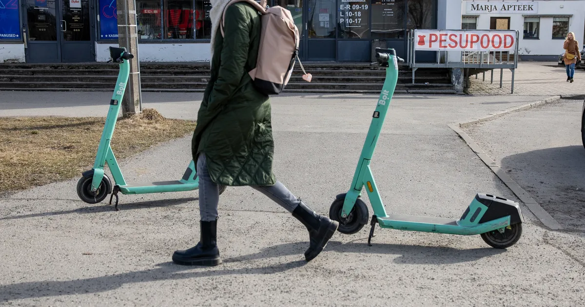 TRAHVI EI TEHTA? ⟩ FOTOD! Tõukerataste parkimine Tallinna tänavatel jätab soovida. Abilinnapea: rattaid paigutavad valesti huligaanid