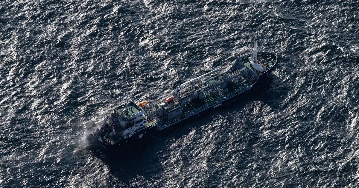 Põhjamerel põrkasid kokku naftatanker ja kaubalaev, mõlemad on leekides