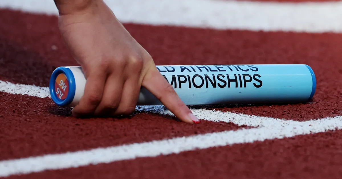 VIDEO ⟩ Peast põrunud: USAs virutas jooksja konkurendile teatepulgaga pähe!