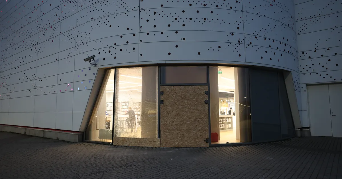 FOTOD ⟩ Kurikaelad sõitsid maha Ülemiste keskuse klaasukse