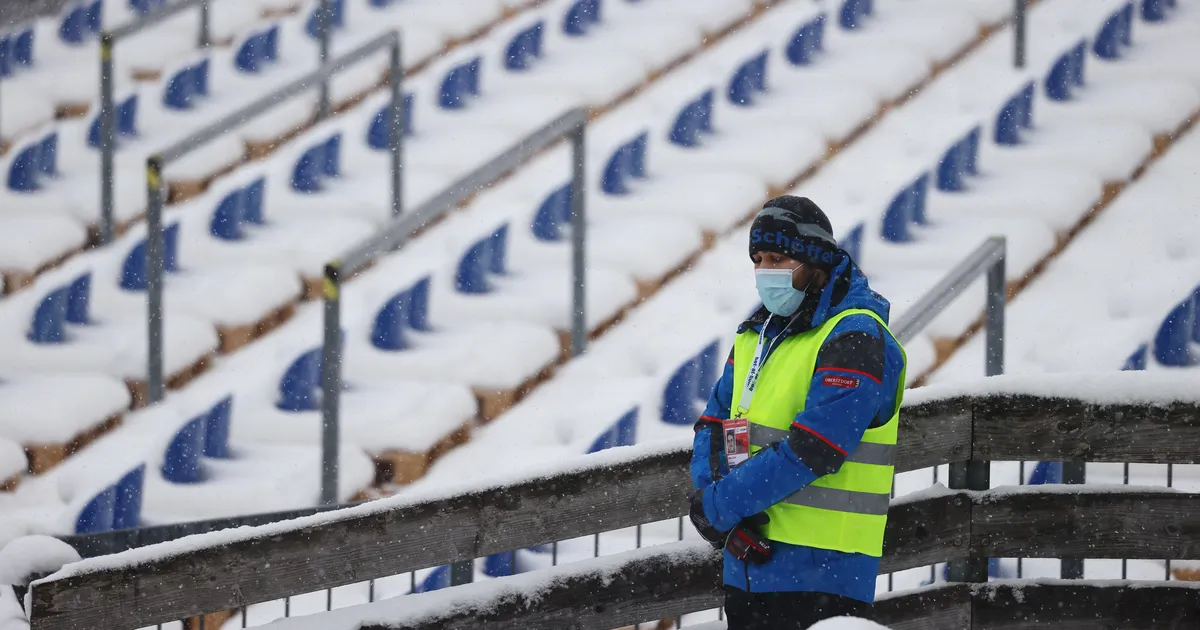 Norra suusahüppajaid saadavad turvamehed, kuid on nad kaitsjad või hoopis järelevalvajad?
