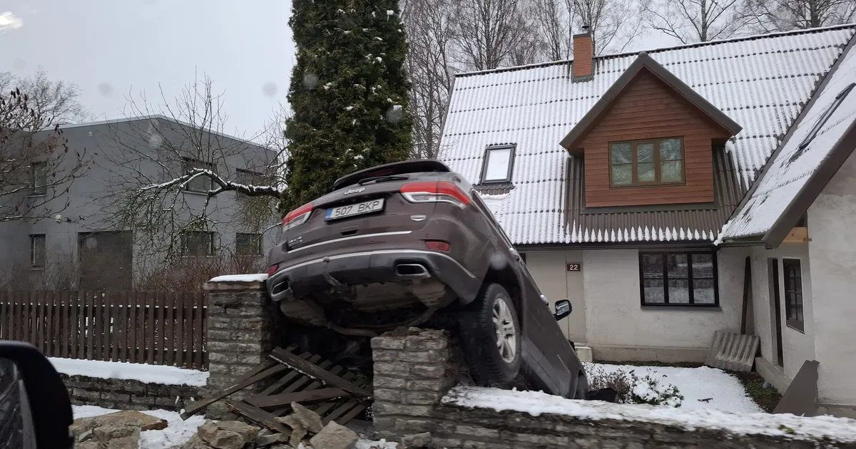 FOTOD ⟩ Nõmmel niitis autojuht maha aiapostid