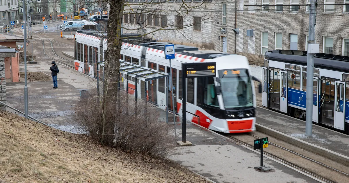 FOTOD ⟩ Pealinnas trammiliiklust takistanud sõiduk ajas netirahva tigedaks, ent pani ka nalja viskama