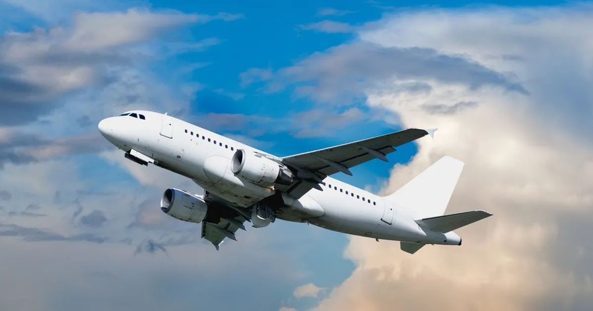 VIDEO ⟩ Pöörane reisija ründas stjuuardeid ja peksis raevunult lennuki ust: ta oli justkui kurjast vaimust vaevatud!