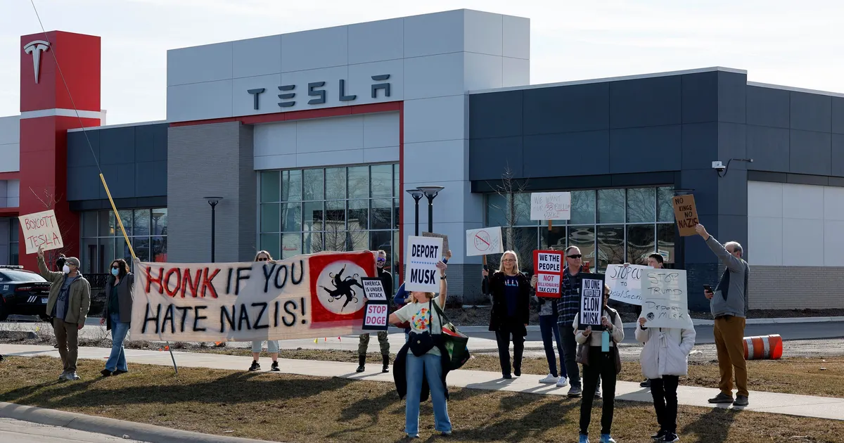 Tesla aktsia kukkus pooleks, ettevõte hoiatas Trumpi kaubandussõja kahjude eest