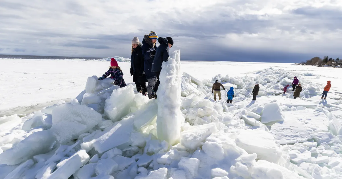 VAATA PILTE ⟩ Suured jääkamakad tungivad Peipsi järve kaldale