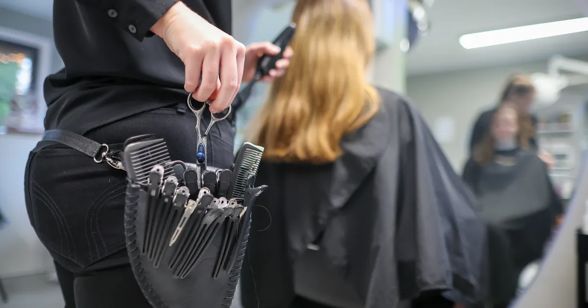 HINNAVÕRDLUS ⟩ Vaata, kui palju pead juukselõikuse eest välja käima