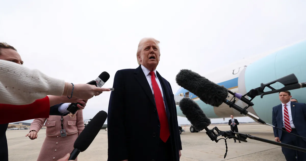 VIDEO ⟩ Trump sai mikrofoniga näkku – vaata reaktsiooni