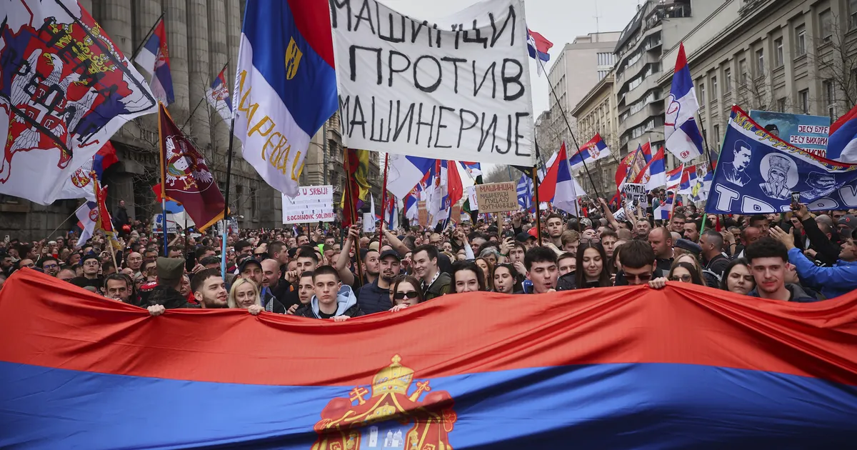 Serbia politseid süüdistatakse meeleavaldajate peal keelatud helirelva kasutamises