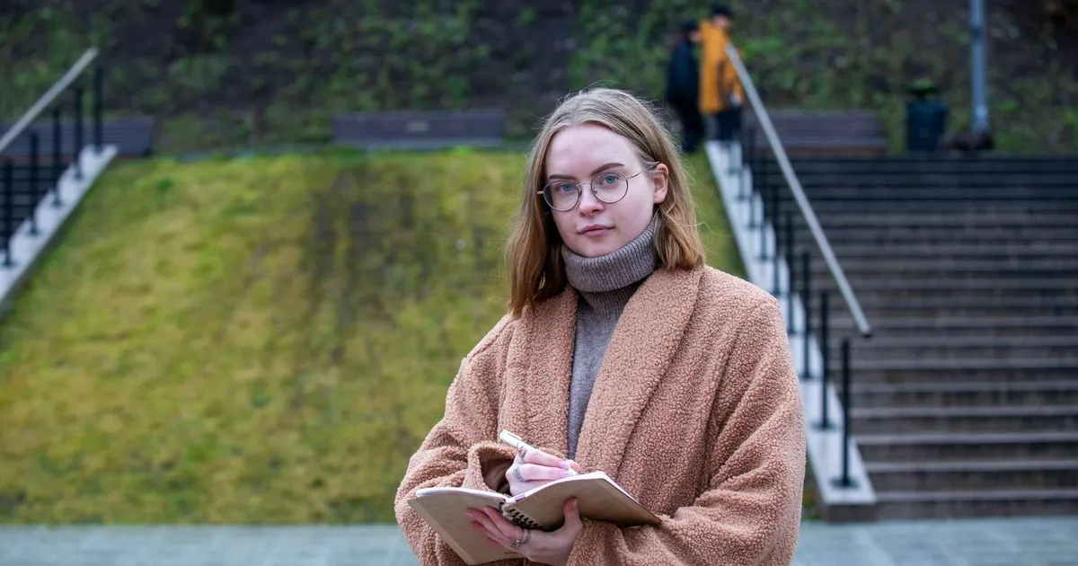 Johanna Roosi esikluulekogu viib menstrueeriva keha sisse