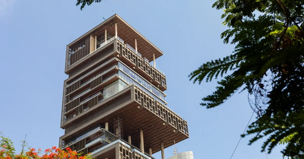 27 korrust priiskamist: lokkava vaesuse kõrvale püstitatud kodus täidab ühe perekonna soove 600 hinge