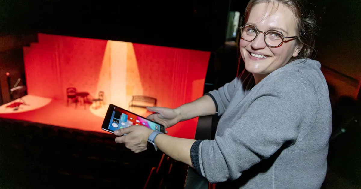 TEATRIS TÖÖVARJUKS ⟩ Niiditõmbaja, kelleta teatrilaval valitseks pimedus