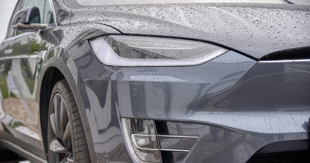 VIDEO ⟩ Vaata, kuidas Tesla autopiloot täiskiirusel vastu seina põrutab