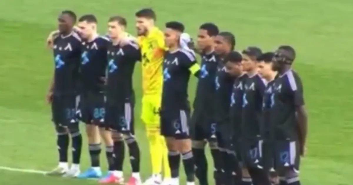 Uskumatu fopaa: klubi mälestas endist jalgpallurit leinaseisakuga, too aga oli samal ajal...