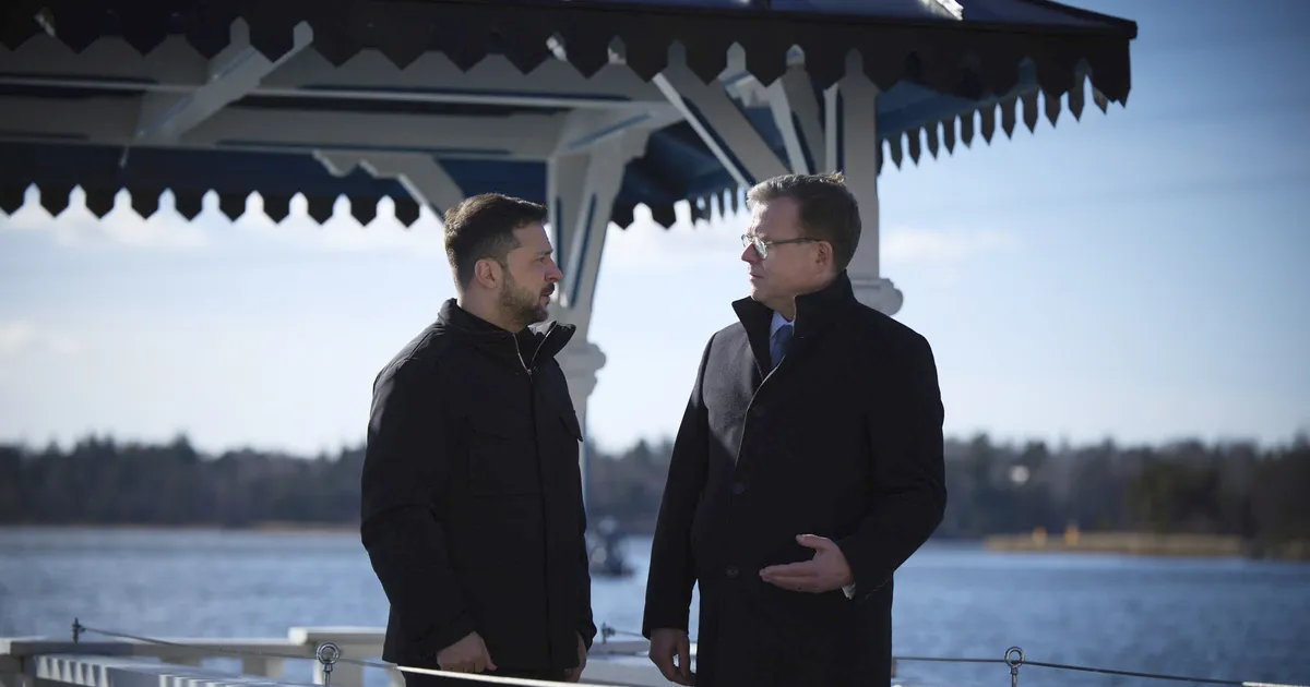 FOTOD ⟩ Zelenskõi sai Soomes kingituse, mis ühendab sõja hävitustöö kellassepakunstiga