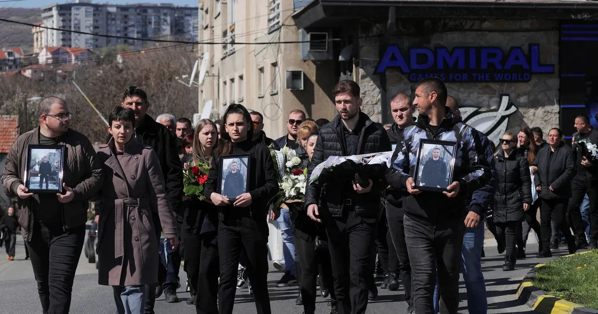 VIDEO ⟩ Noorukesi ööklubipõlengu ohvreid matvas Põhja-Makedoonias võtab võimust raev