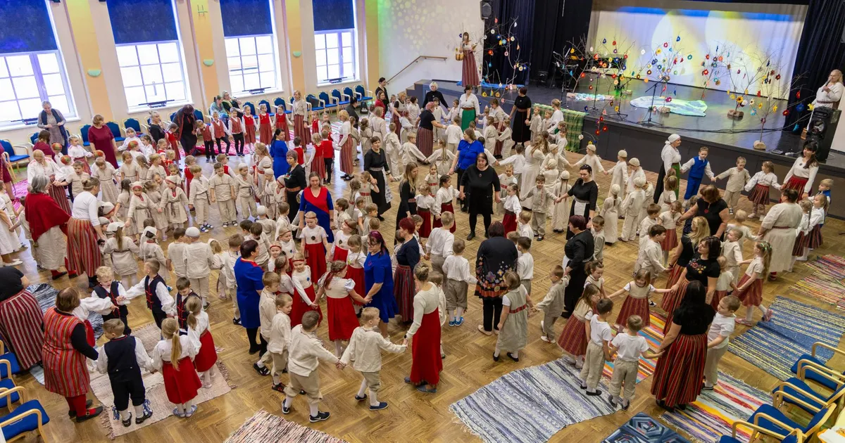 Paarsada mulgikeelset mudilast pidas pidu oma pärimuse auks