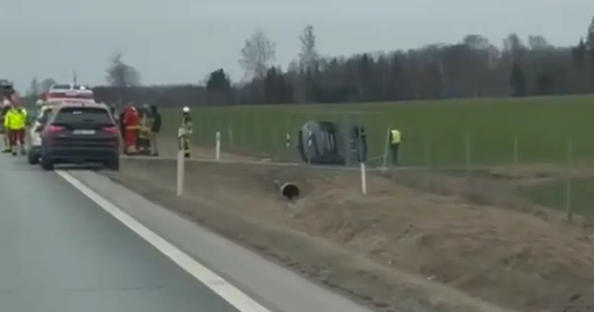 Tallinn-Tartu maanteel Käreveres juhtus liiklusõnnetus, autod paiskusid põllule