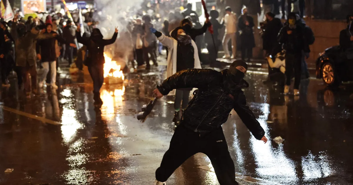 VIDEO ⟩ Istanbuli linnapea vahistamine sütitas massimeeleavaldused