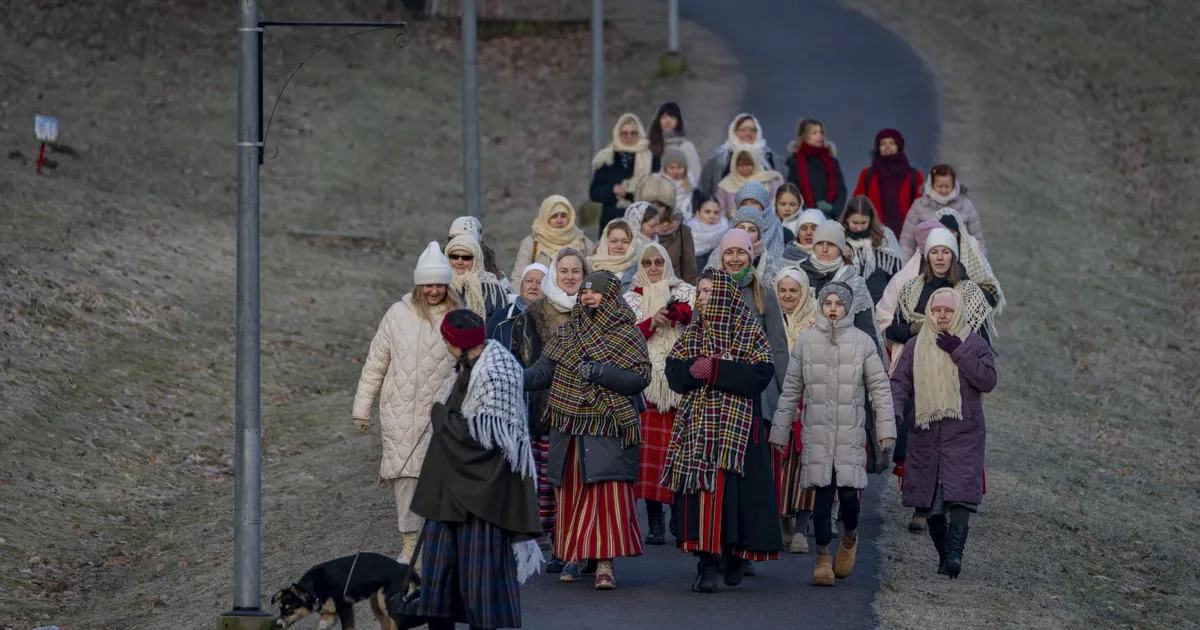 Kümned naised laulsid maarjapäeval päikest välja ja palusid allikaveelt igavest ilu