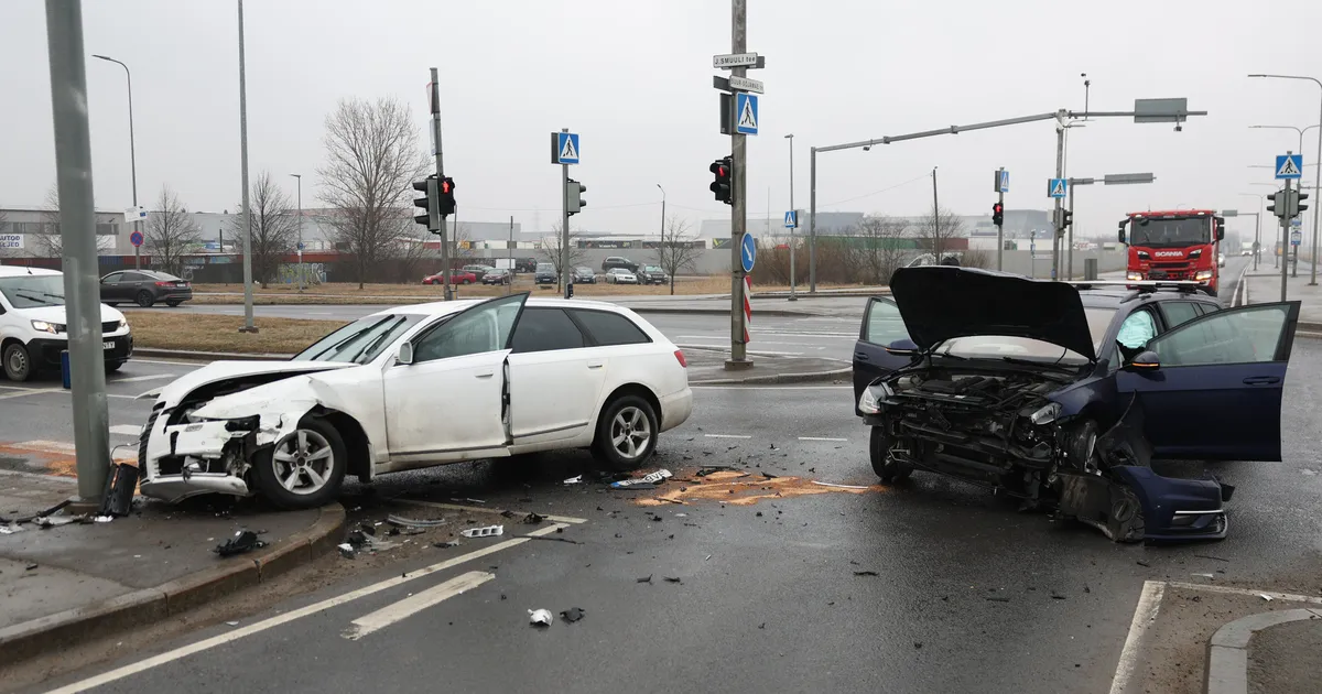 FOTOD ⟩ Tallinnas põrkasid kokku kaks autot, päästeamet hoidis ära süttimisohu