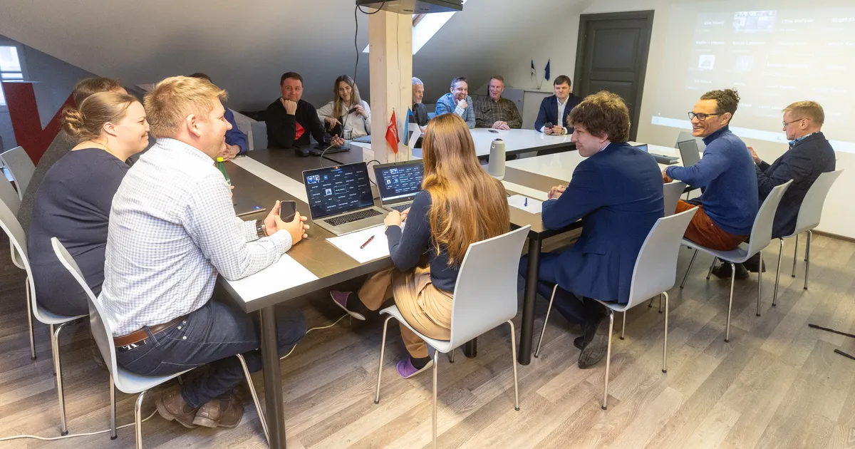 GALERII ⟩ Kaalukeeleks osutuvate sotside juhatus kogunes põhiseaduse muutmist arutama