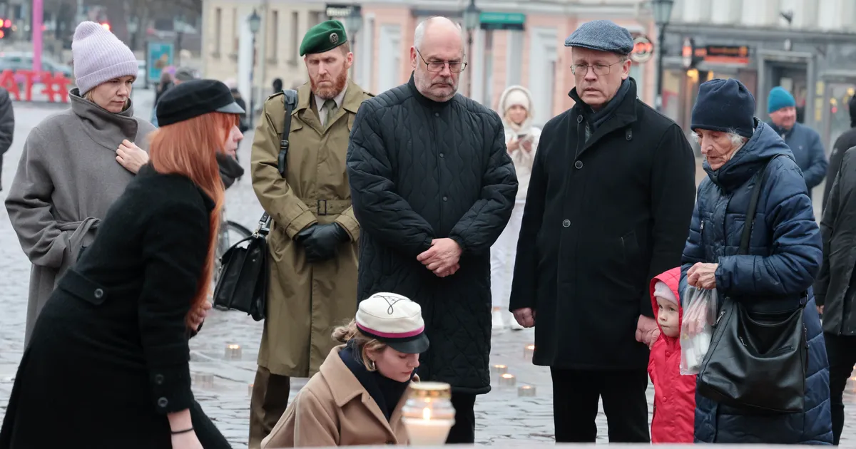 Galerii ⟩ Tartu raeplats täitus mälestuspäeva õhtuks küünaldega, kohal oli ka president Alar Karis