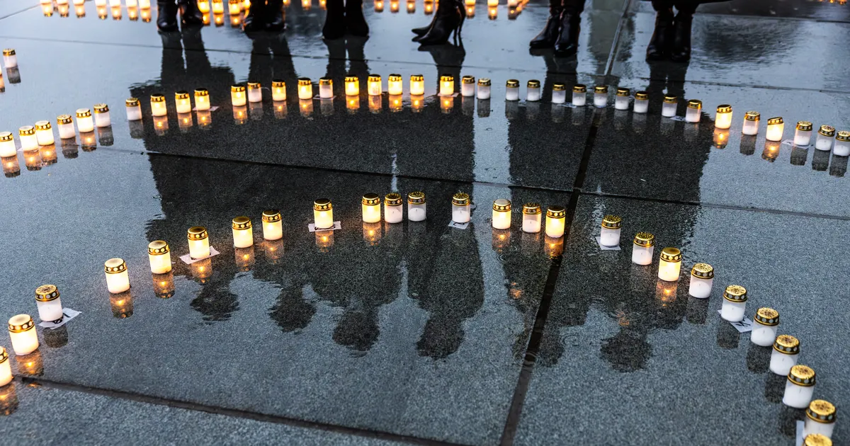 FOTOD ⟩ Vabaduse väljakul süttisid märtsiküüditamise ohvrite mälestuseks küünlad