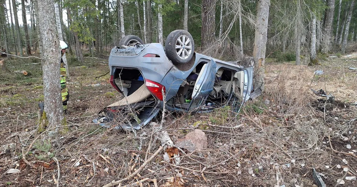 Katusele maandunud auto juht jäi sõidukisse pea alaspidi lõksu