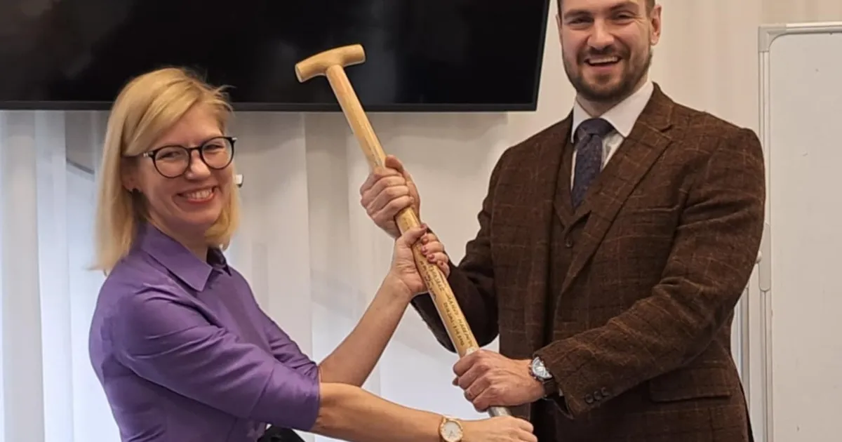 FOTO ⟩ Uuele regionaal- ja põllumajandusministrile anti üle sümboolne hark