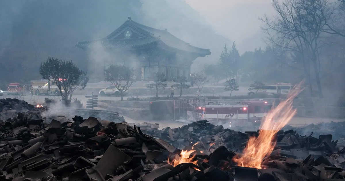 VIDEO ⟩ 18 inimelu nõudnud Lõuna-Korea maastikupõlengutes hävis 1300-aastane tempel