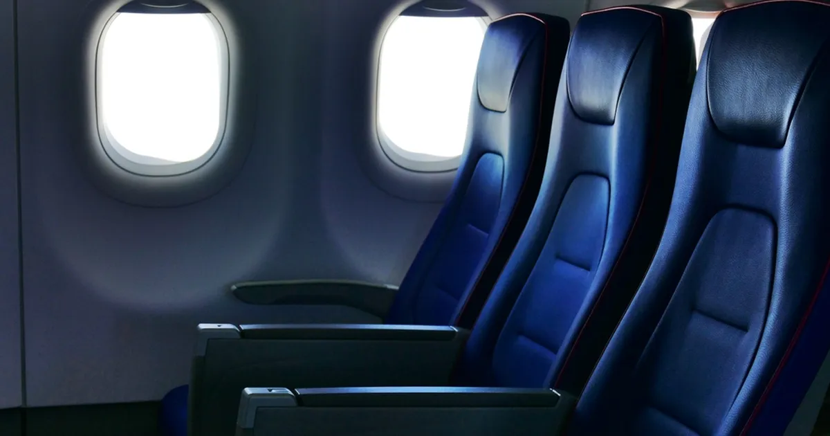 Sisulooja jagab nutikat reisitrikki, kuidas lennukis terve istekohtade rida endale saada