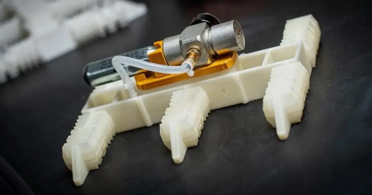 VAATA VIDEOT ⟩ Kõndiv kummitus masinate maailmast – ilma juhtmeteta ja kiibita aga tatsab üsna tõhusalt